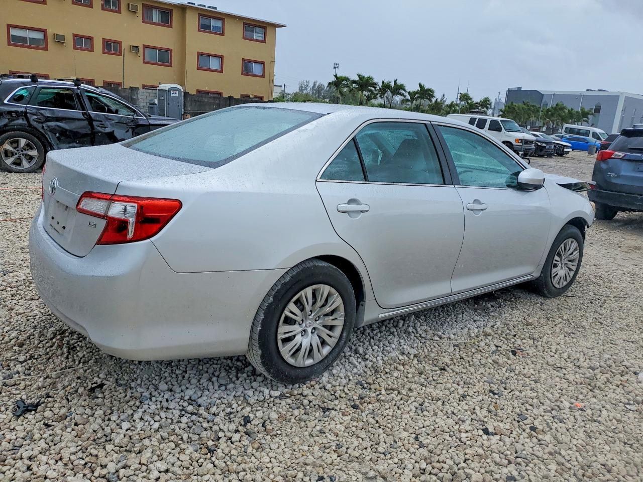 2014 TOYOTA CAMRY LE photo 3