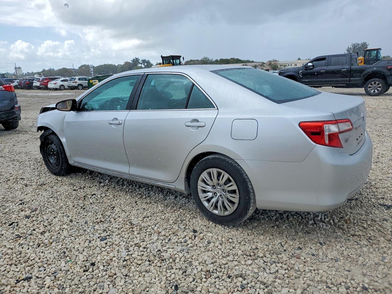 2014 TOYOTA CAMRY LE photo 2