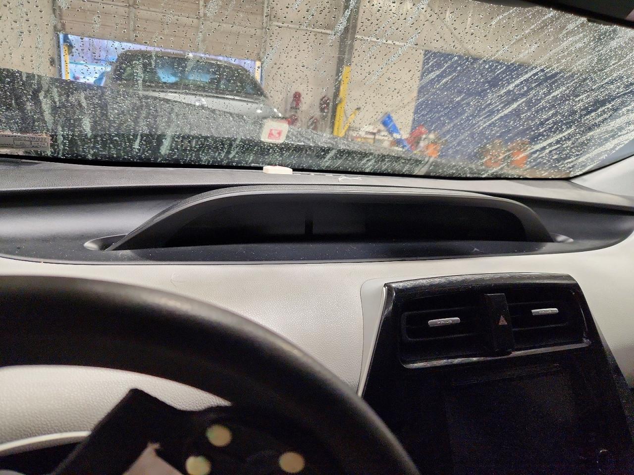 2018 TOYOTA PRIUS THREE photo 9