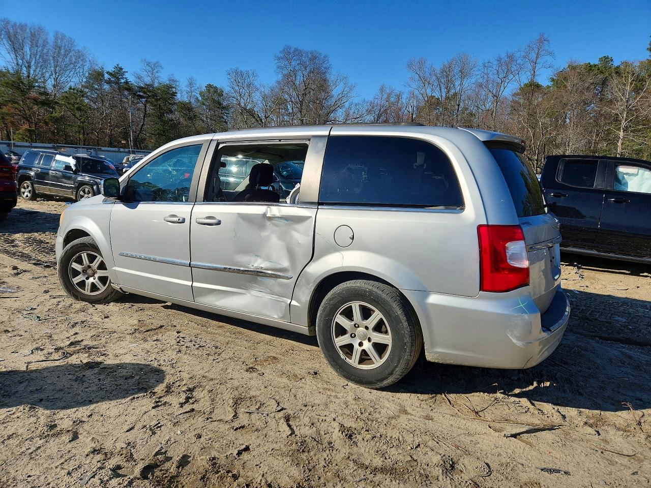 2011 CHRYSLER TOWN & COUNTRY TOURING photo 3