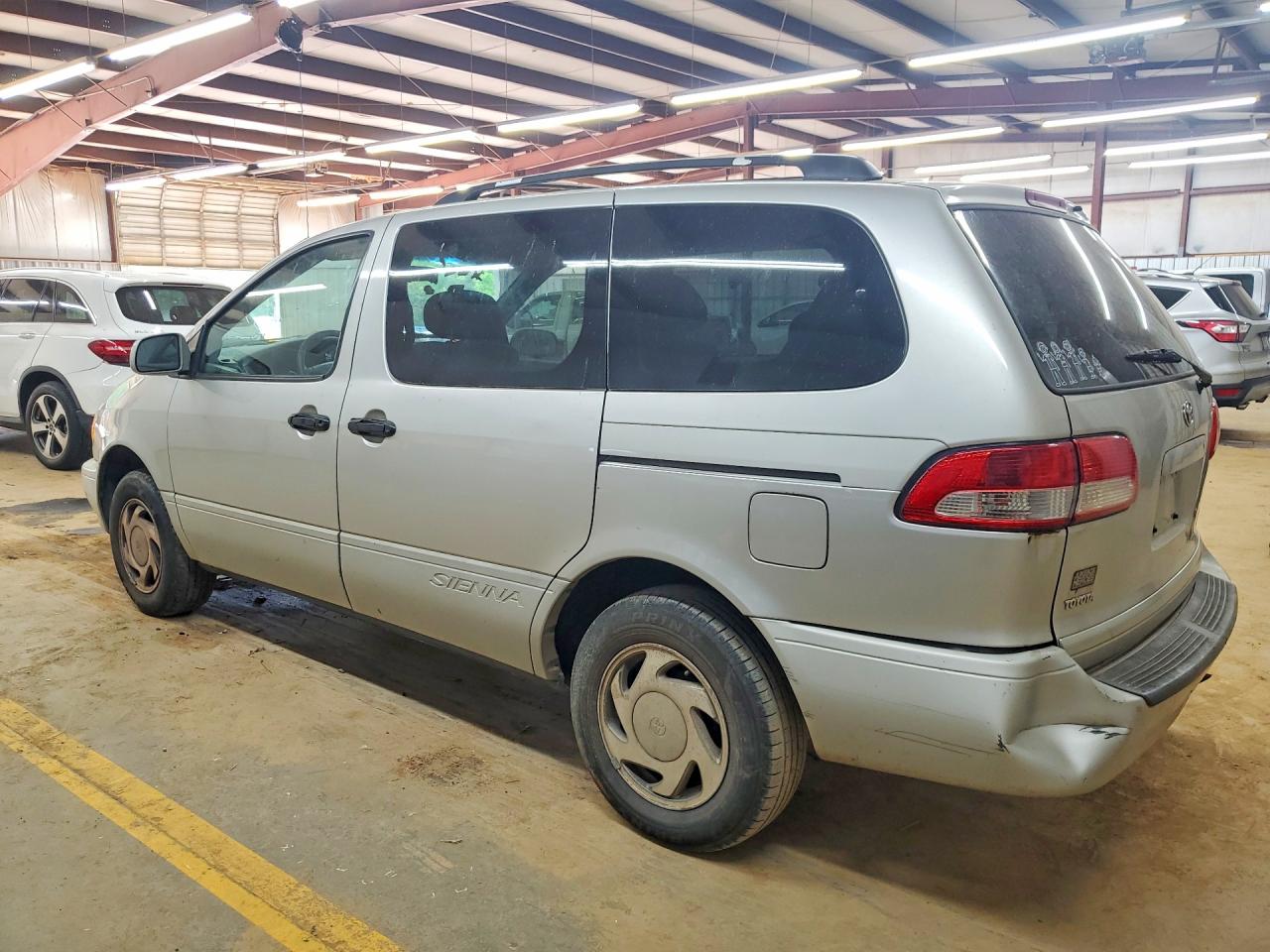 2003 TOYOTA SIENNA LE photo 2