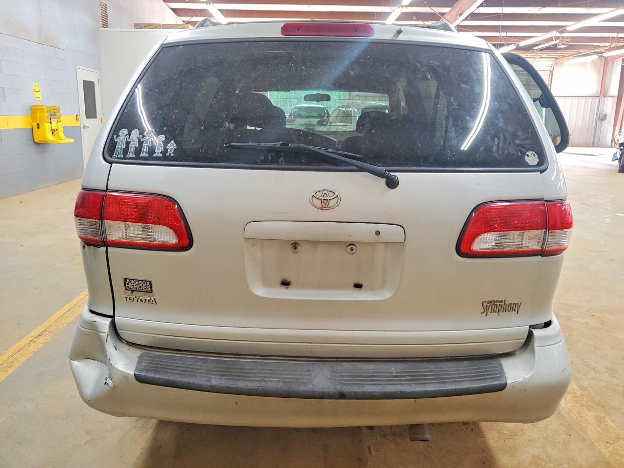 2003 TOYOTA SIENNA LE photo 6
