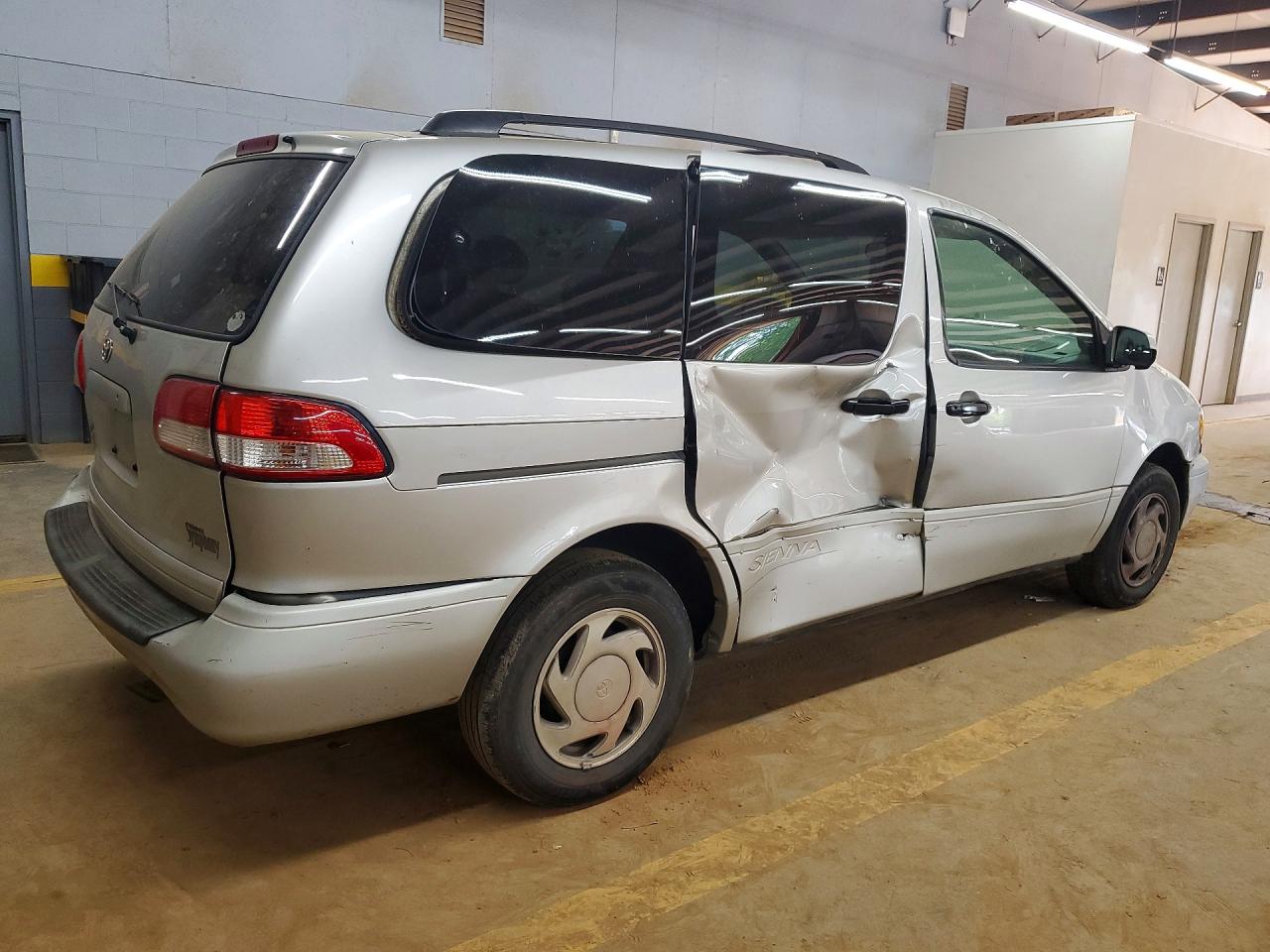 2003 TOYOTA SIENNA LE photo 3