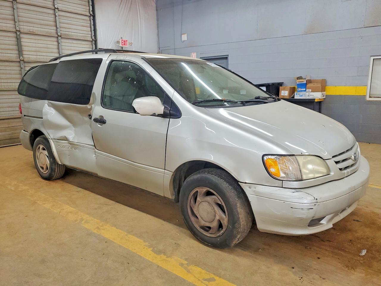 2003 TOYOTA SIENNA LE photo 4