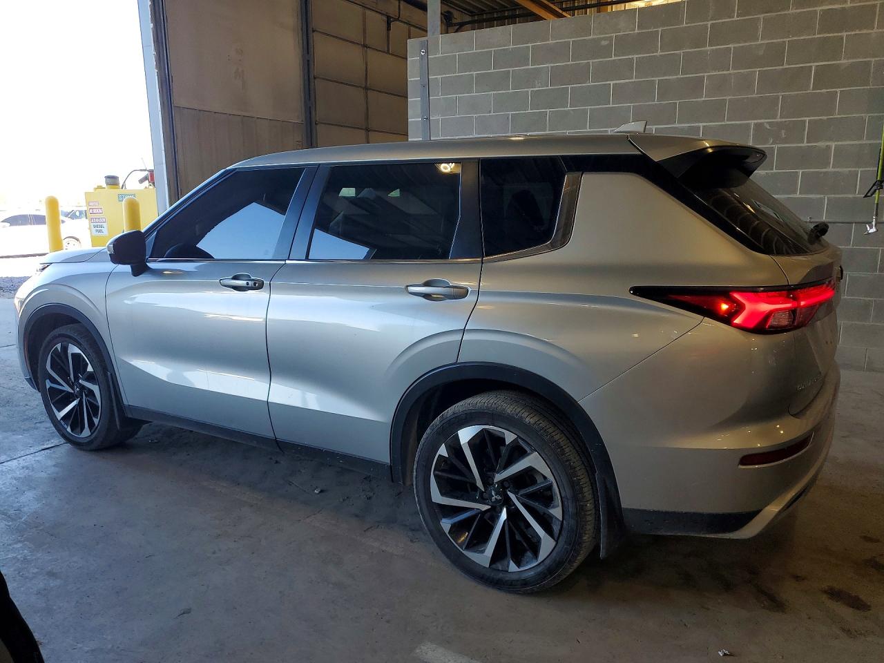 2024 MITSUBISHI OUTLANDER SE photo 3