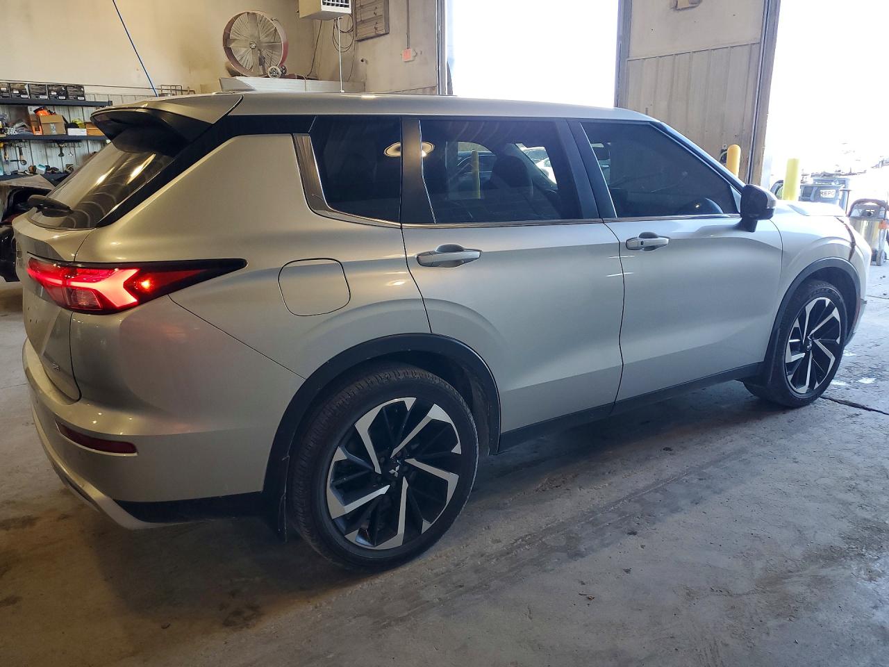 2024 MITSUBISHI OUTLANDER SE photo 5