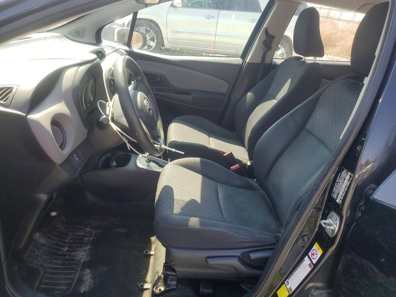 2015 TOYOTA YARIS 5-DOOR L photo 7