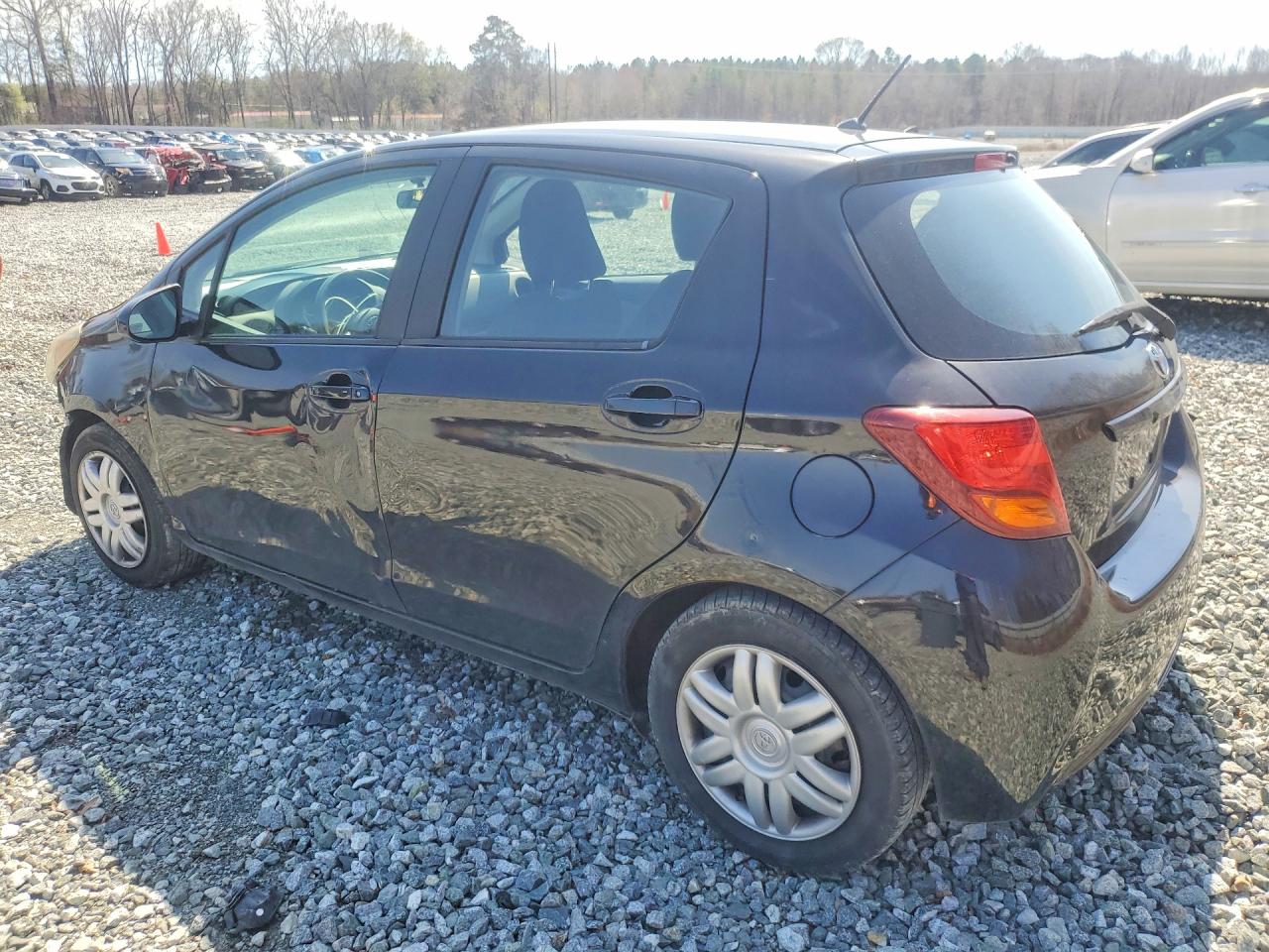 2015 TOYOTA YARIS 5-DOOR L photo 2
