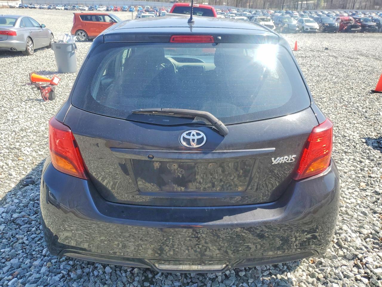 2015 TOYOTA YARIS 5-DOOR L photo 6
