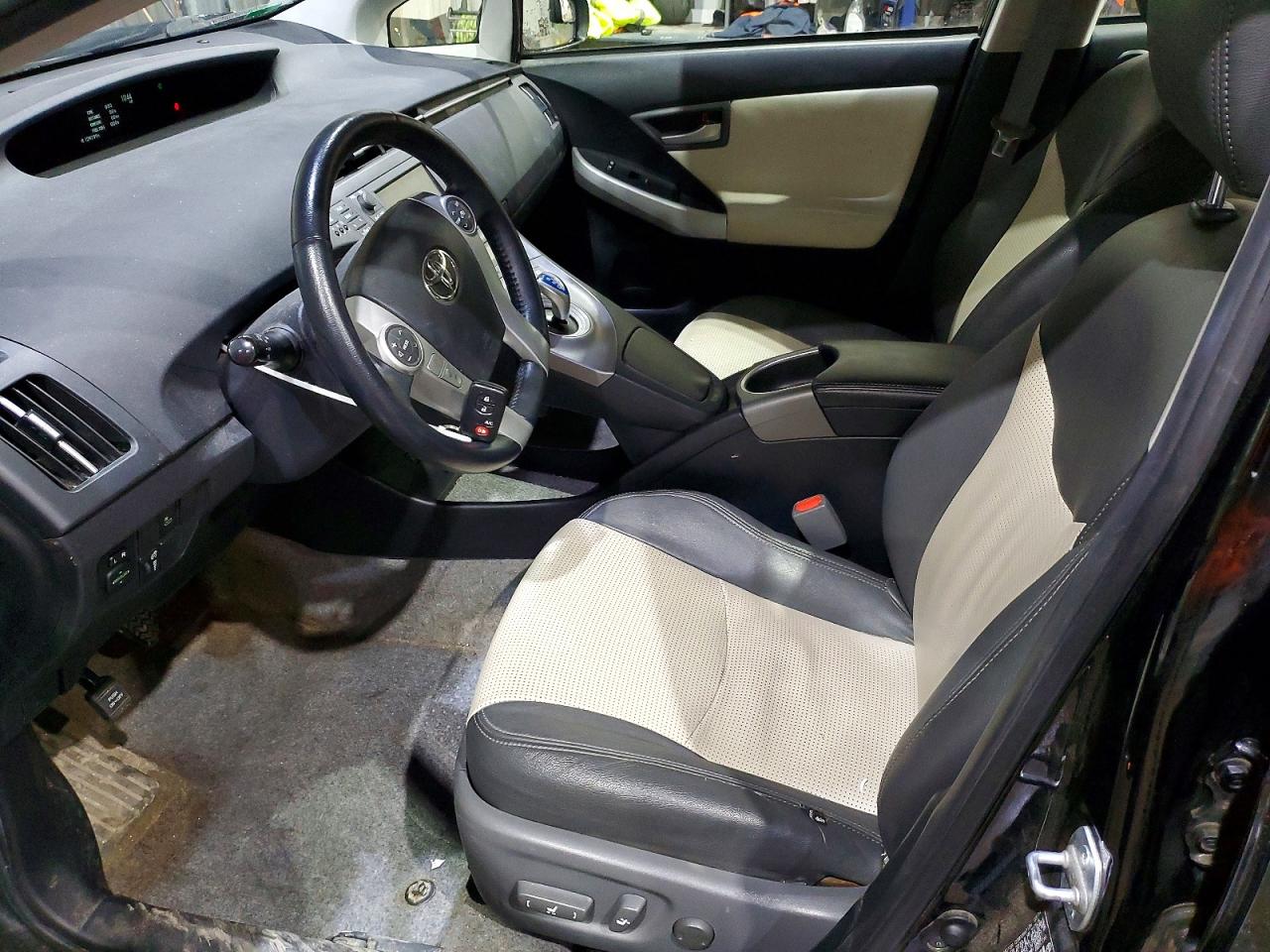 2014 TOYOTA PRIUS FOUR photo 13