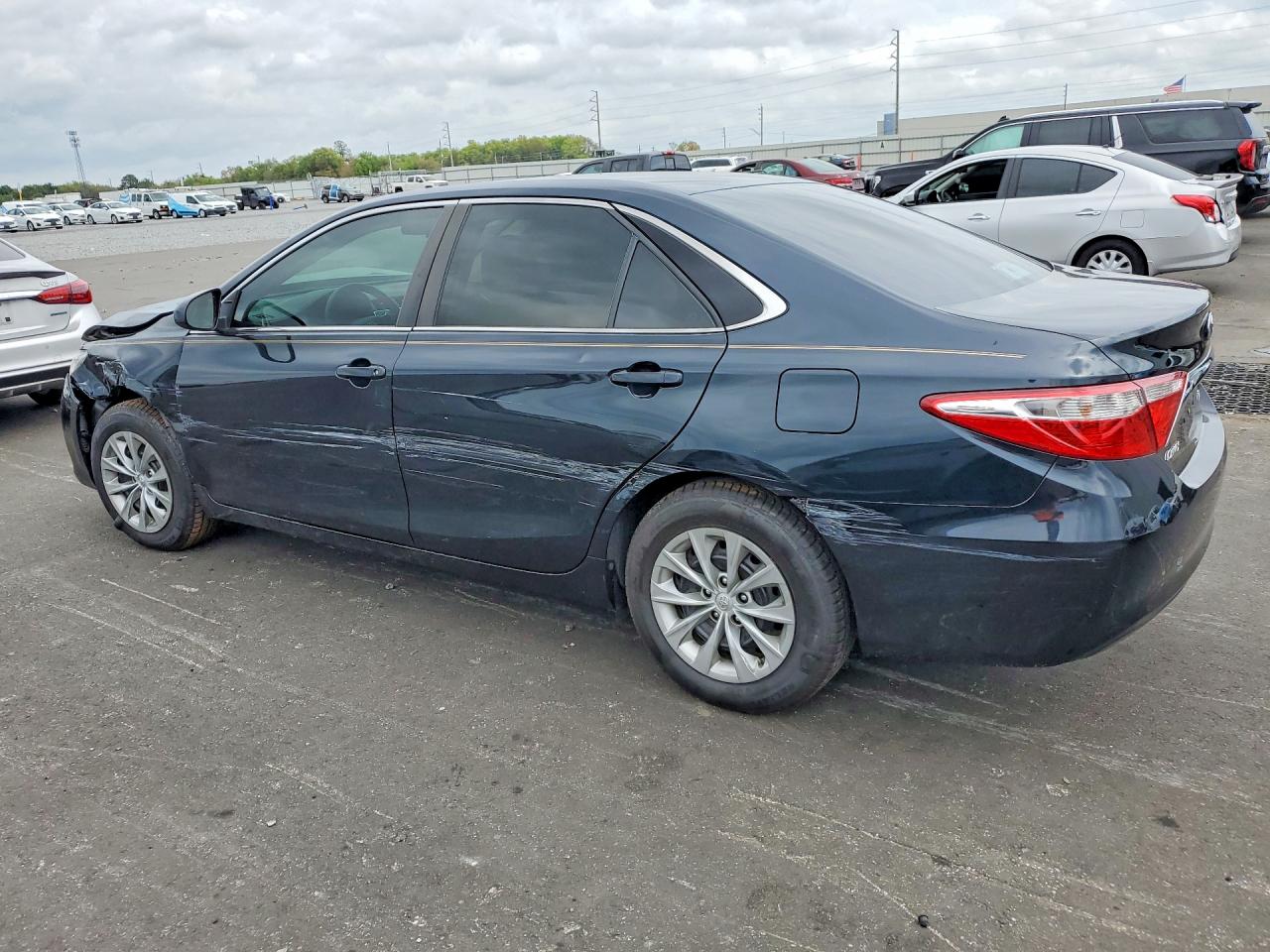 2017 TOYOTA CAMRY LE photo 5