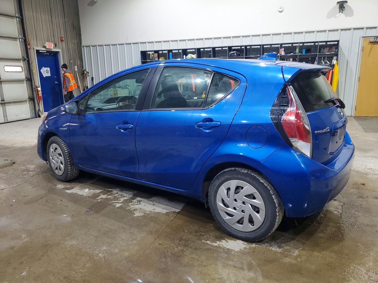 2016 TOYOTA PRIUS C ONE photo 2