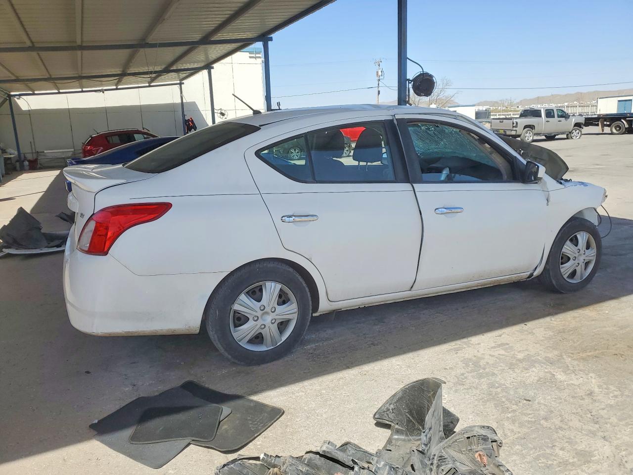 2018 NISSAN VERSA SV photo 3