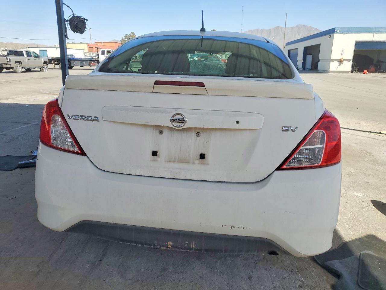 2018 NISSAN VERSA SV photo 6