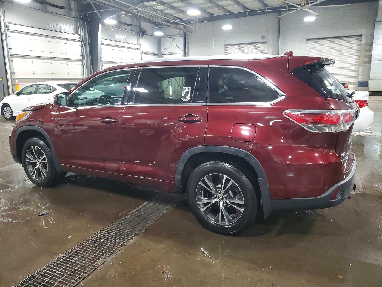 2016 TOYOTA HIGHLANDER XLE photo 2