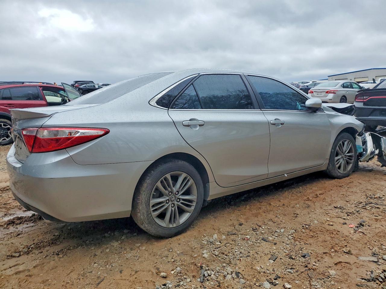 2016 TOYOTA CAMRY SE photo 5