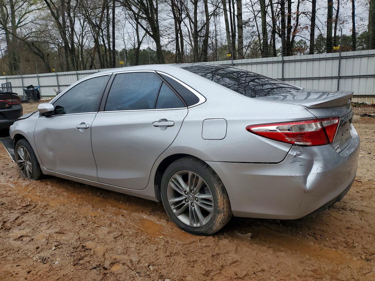 2016 TOYOTA CAMRY SE photo 3