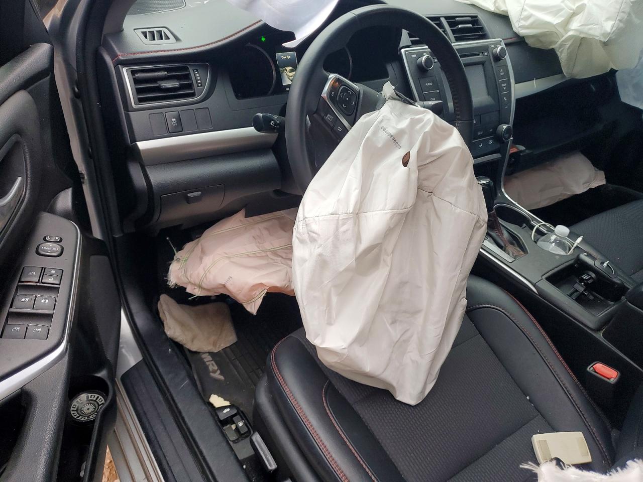 2016 TOYOTA CAMRY SE photo 15