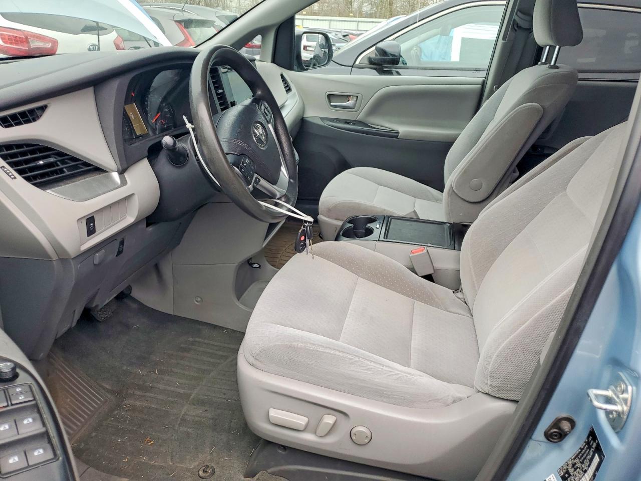 2015 TOYOTA SIENNA LE 7-PASSENGER photo 13
