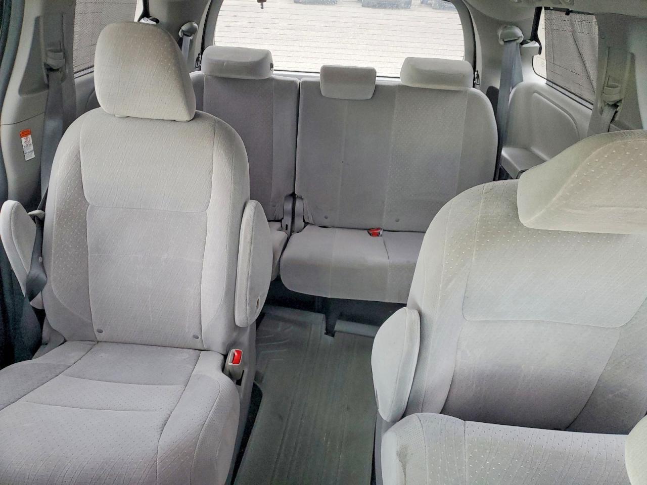 2015 TOYOTA SIENNA LE 7-PASSENGER photo 19