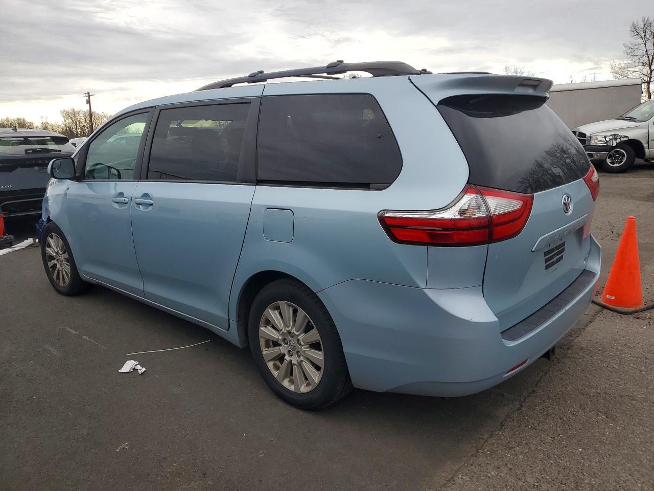 2015 TOYOTA SIENNA LE 7-PASSENGER photo 3