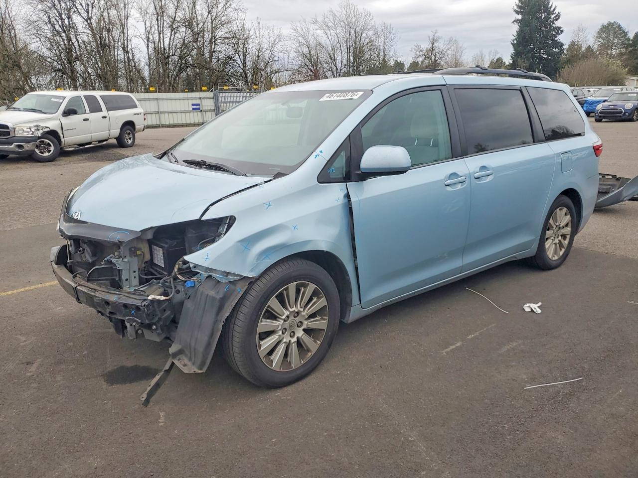 2015 TOYOTA SIENNA LE 7-PASSENGER photo 2