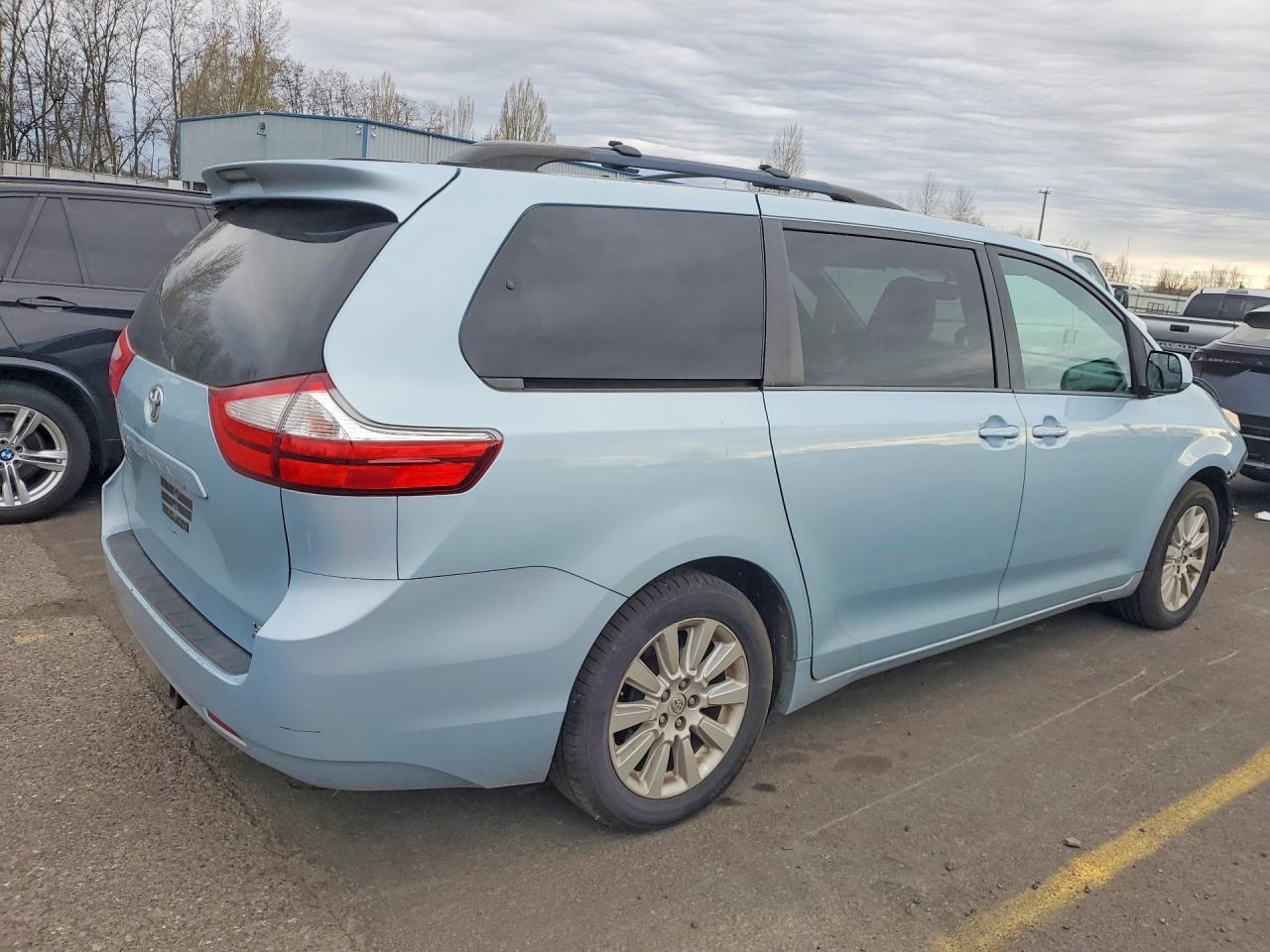 2015 TOYOTA SIENNA LE 7-PASSENGER photo 5
