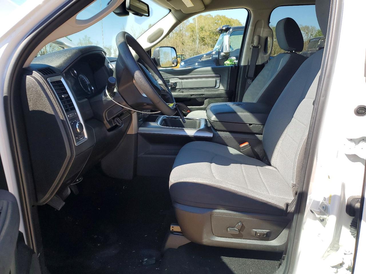 2023 RAM 1500 CLASSIC SLT photo 19