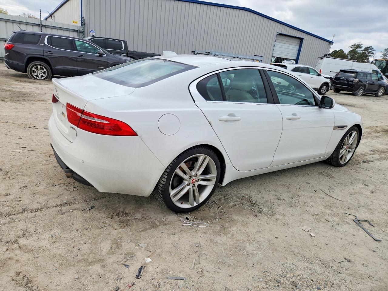 2017 JAGUAR XE PRESTIGE photo 5