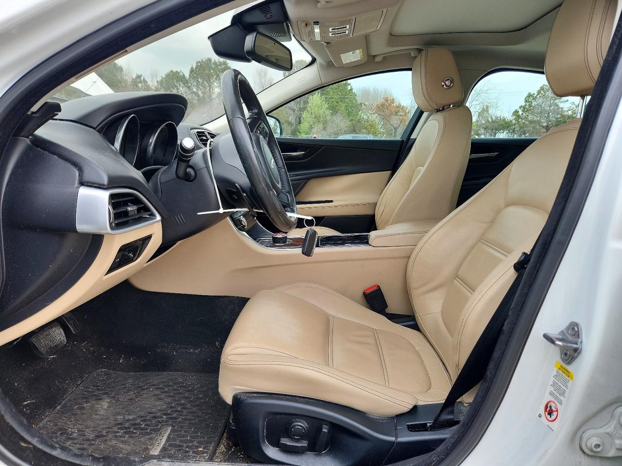 2017 JAGUAR XE PRESTIGE photo 13