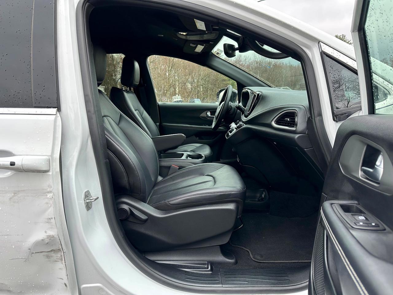 2025 CHRYSLER PACIFICA HYBRID SELECT photo 6