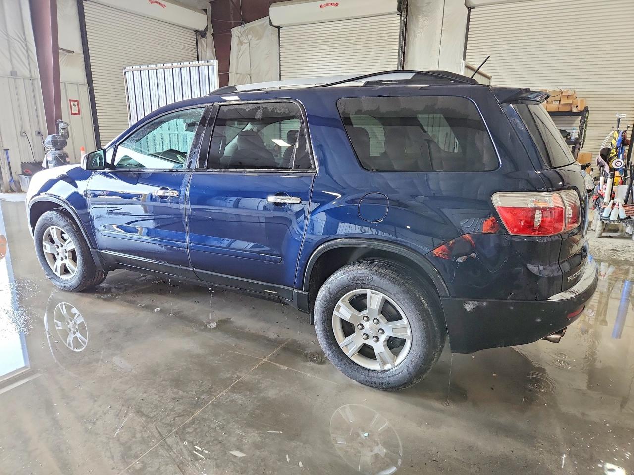 2011 GMC ACADIA SLE photo 2