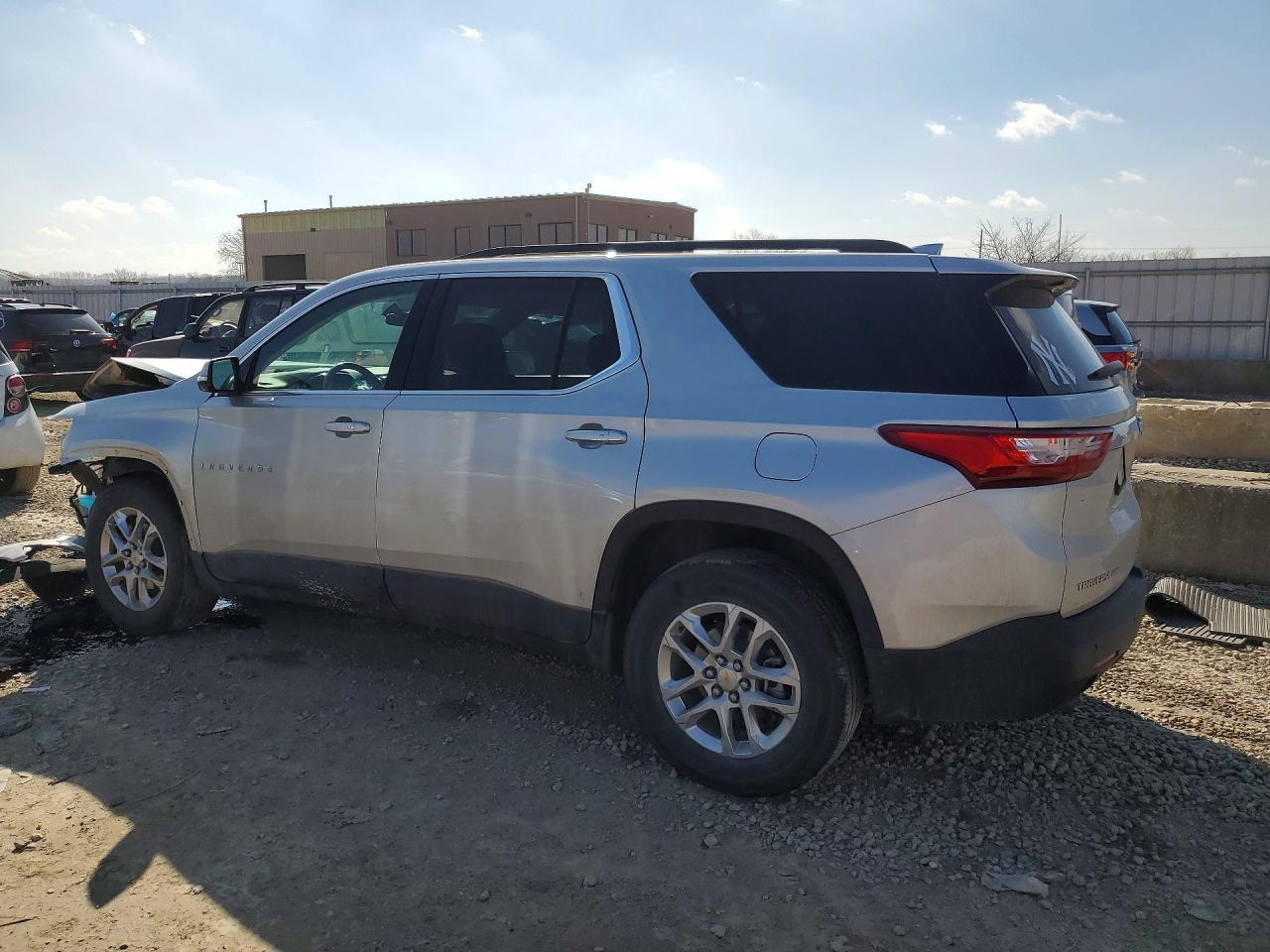 2020 CHEVROLET TRAVERSE LT photo 2