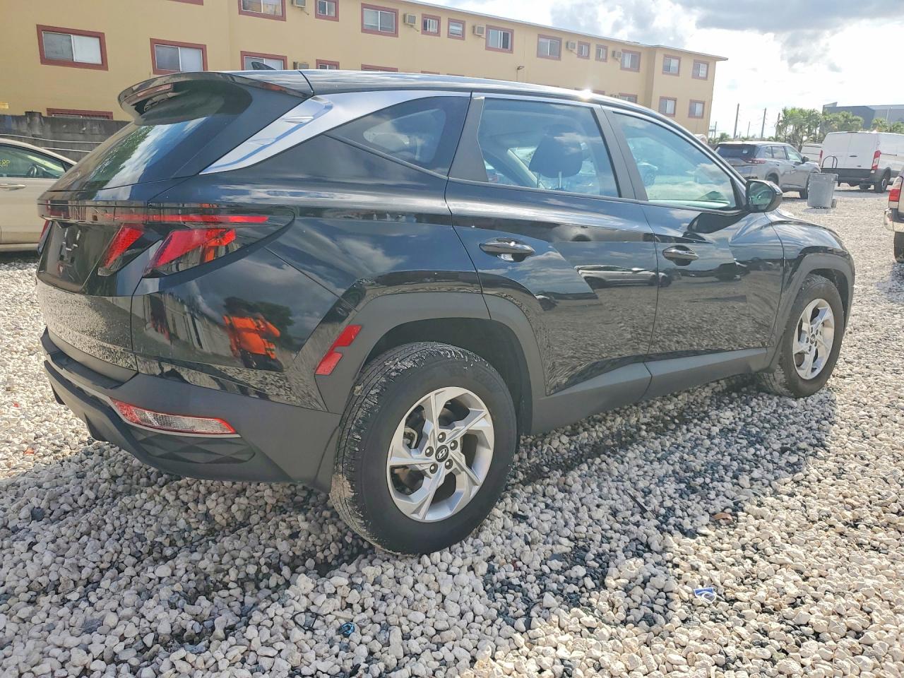 2024 HYUNDAI TUCSON SE photo 3