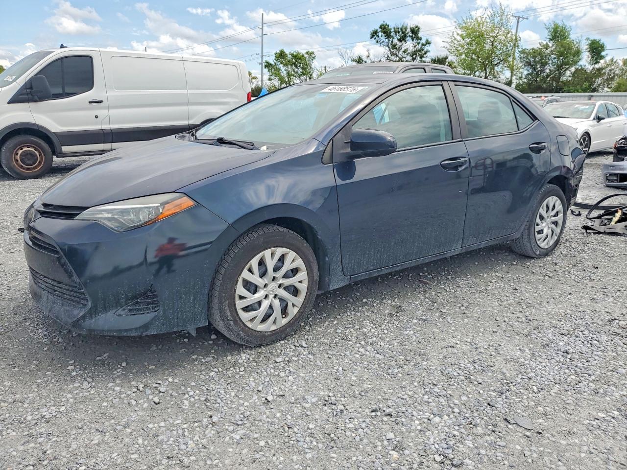 2018 TOYOTA COROLLA LE photo 2
