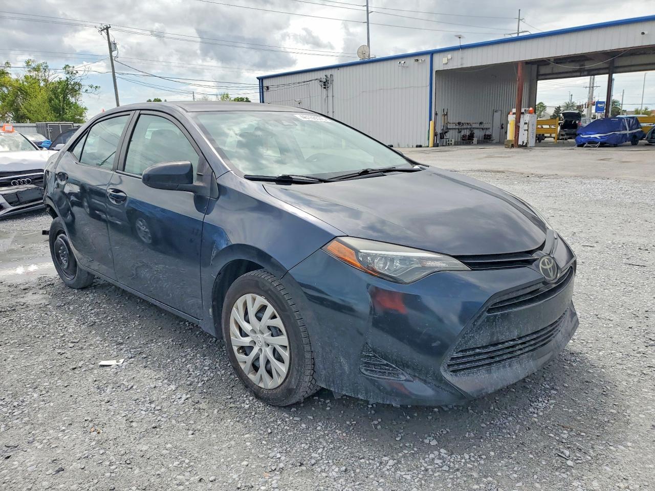 2018 TOYOTA COROLLA LE photo 10