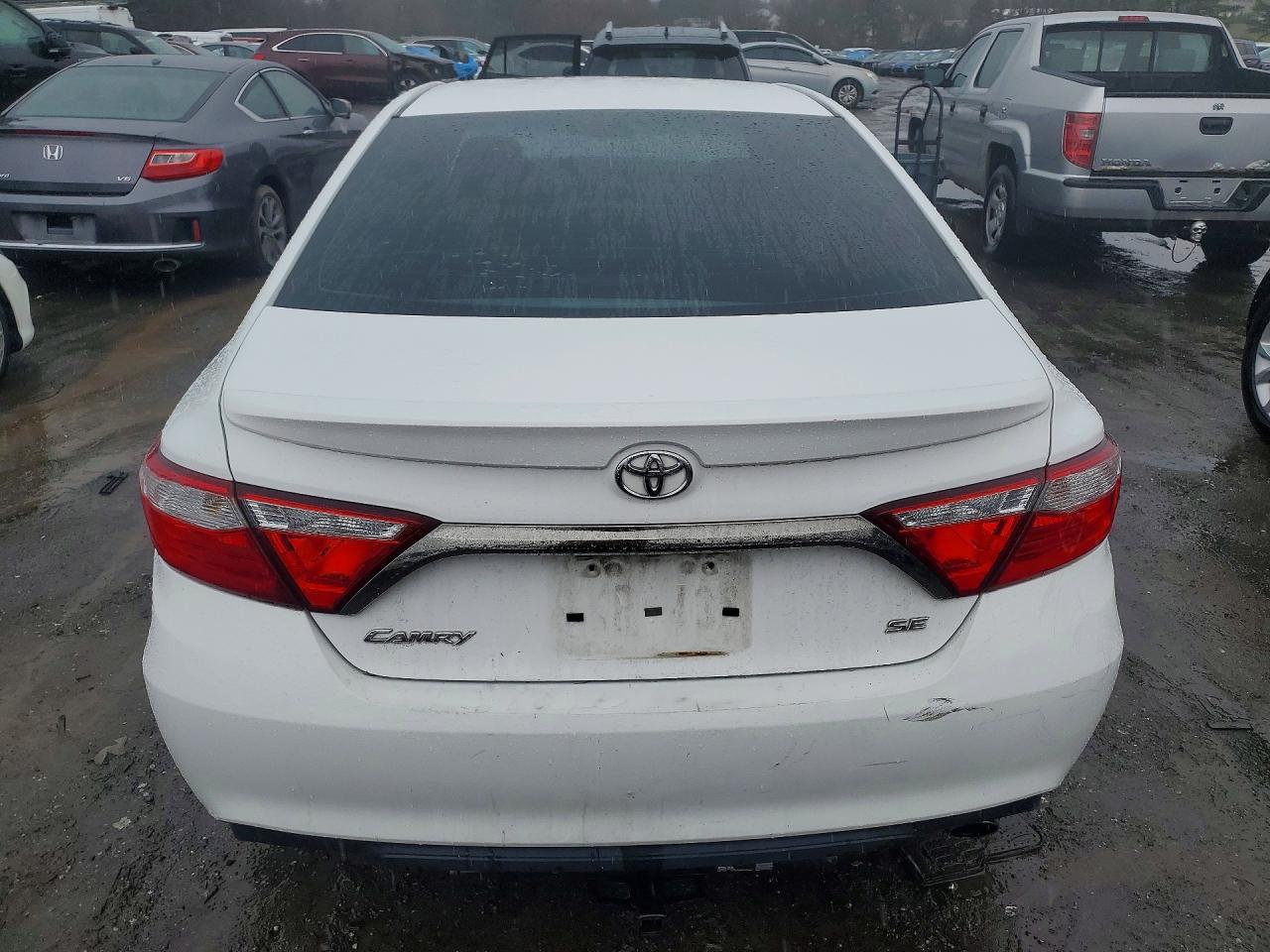 2015 TOYOTA CAMRY SE photo 16