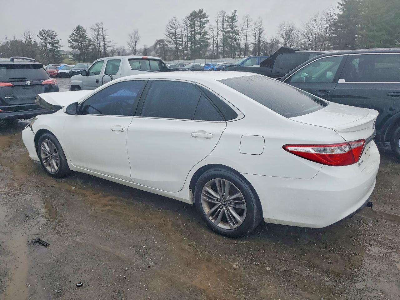 2015 TOYOTA CAMRY SE photo 4