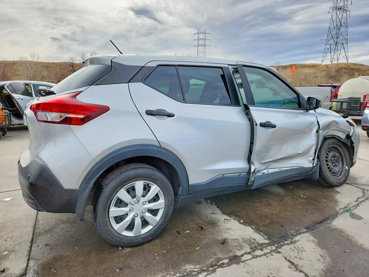 2020 NISSAN KICKS S photo 5