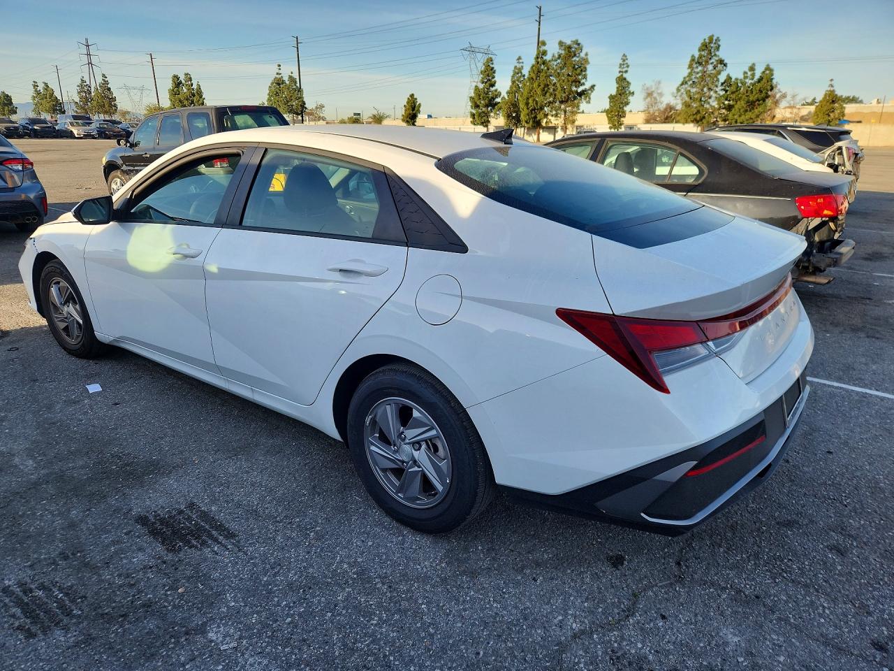 2025 HYUNDAI ELANTRA SE photo 3