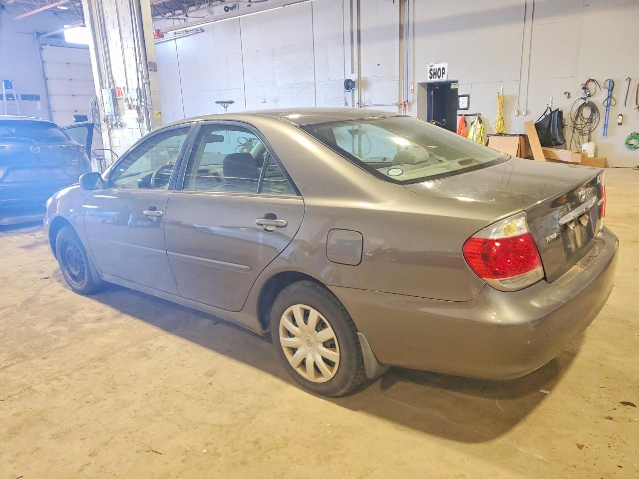 2005 TOYOTA CAMRY photo 3