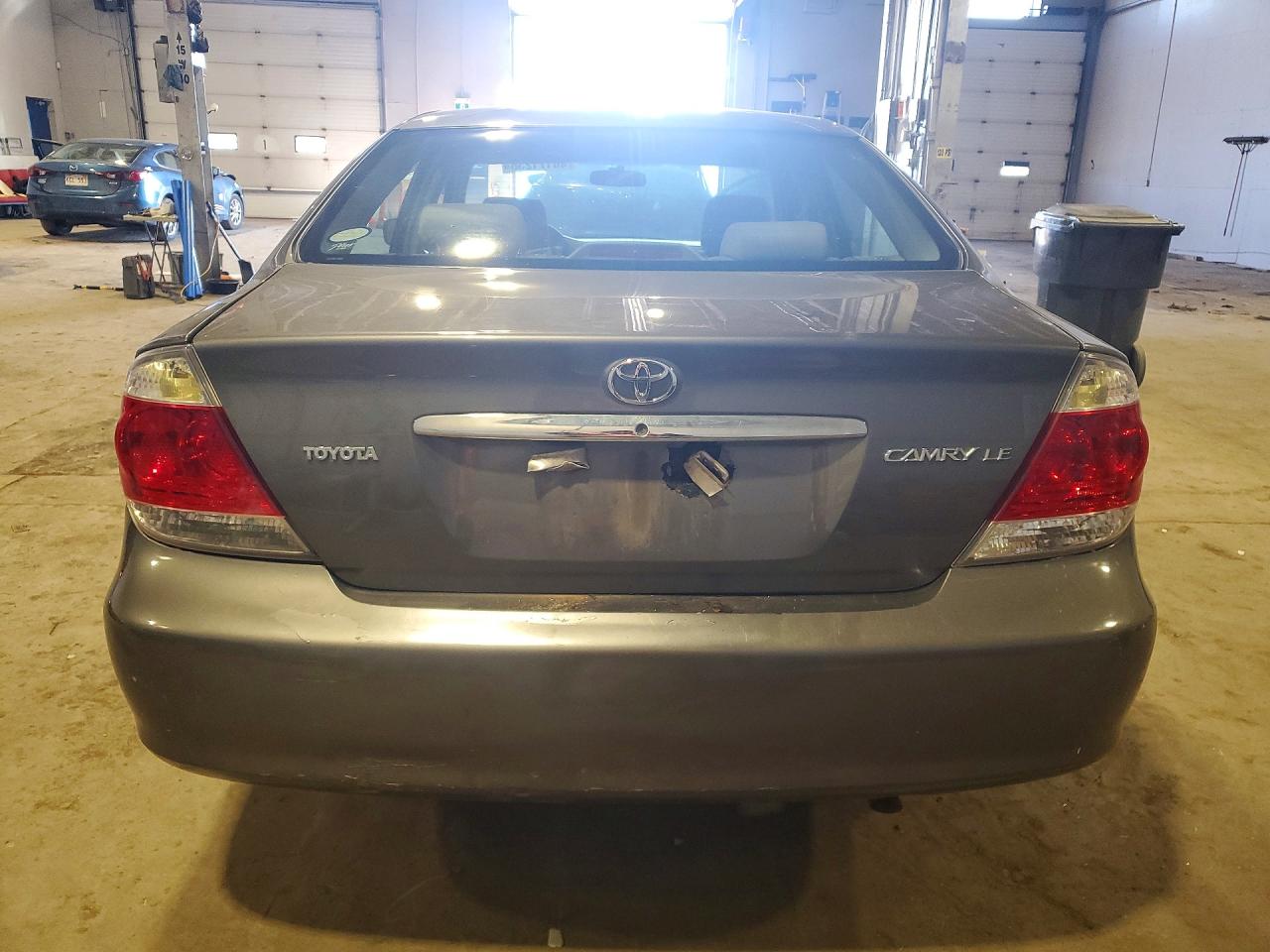 2005 TOYOTA CAMRY photo 11