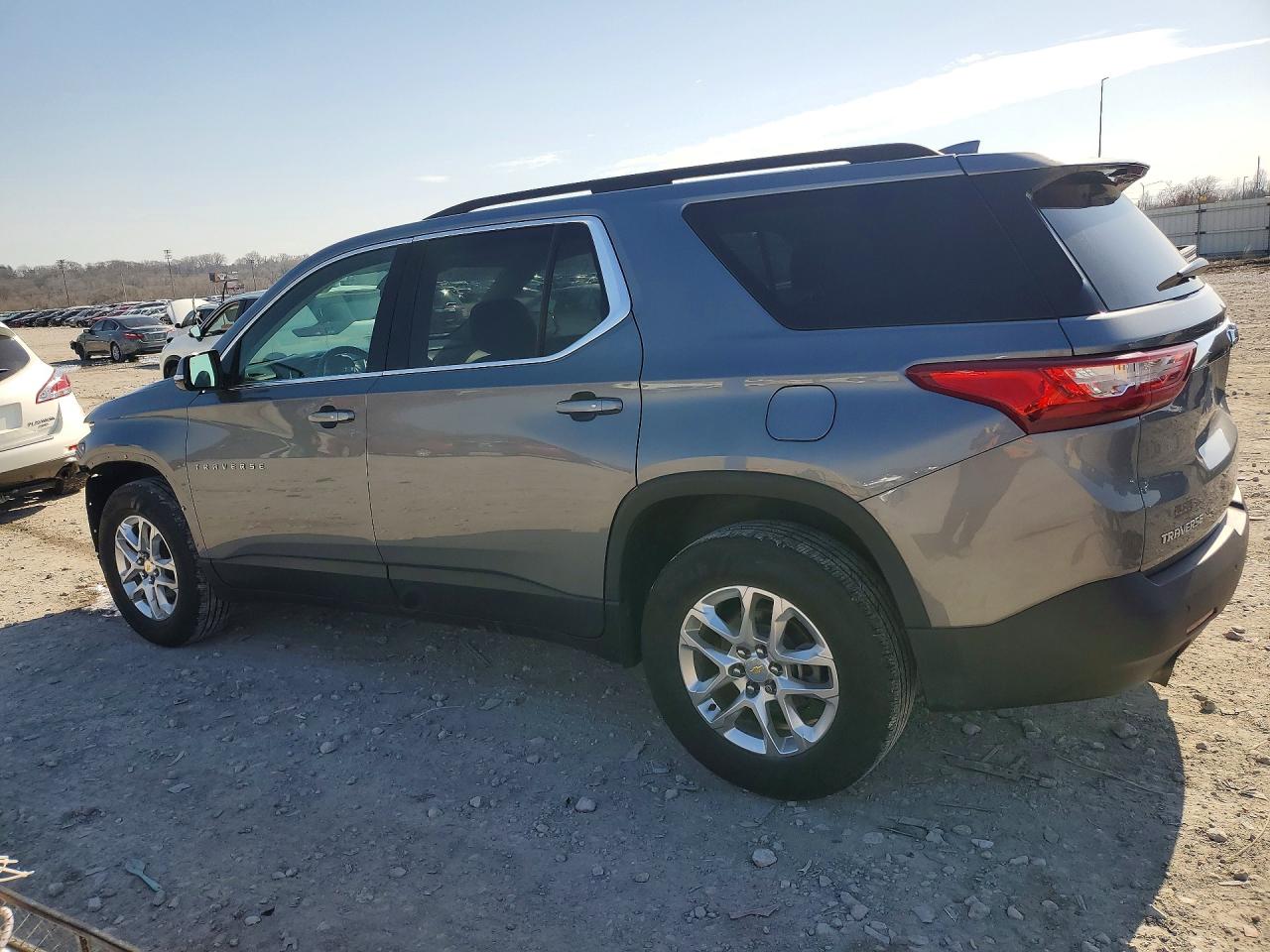2020 CHEVROLET TRAVERSE LT photo 2