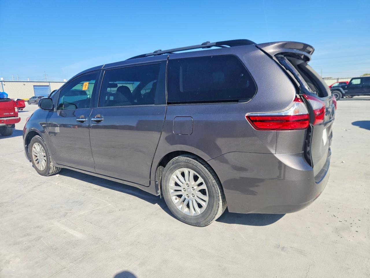 2017 TOYOTA SIENNA XLE 8-PASSENGER photo 2