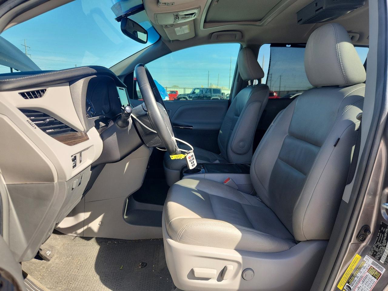 2017 TOYOTA SIENNA XLE 8-PASSENGER photo 7