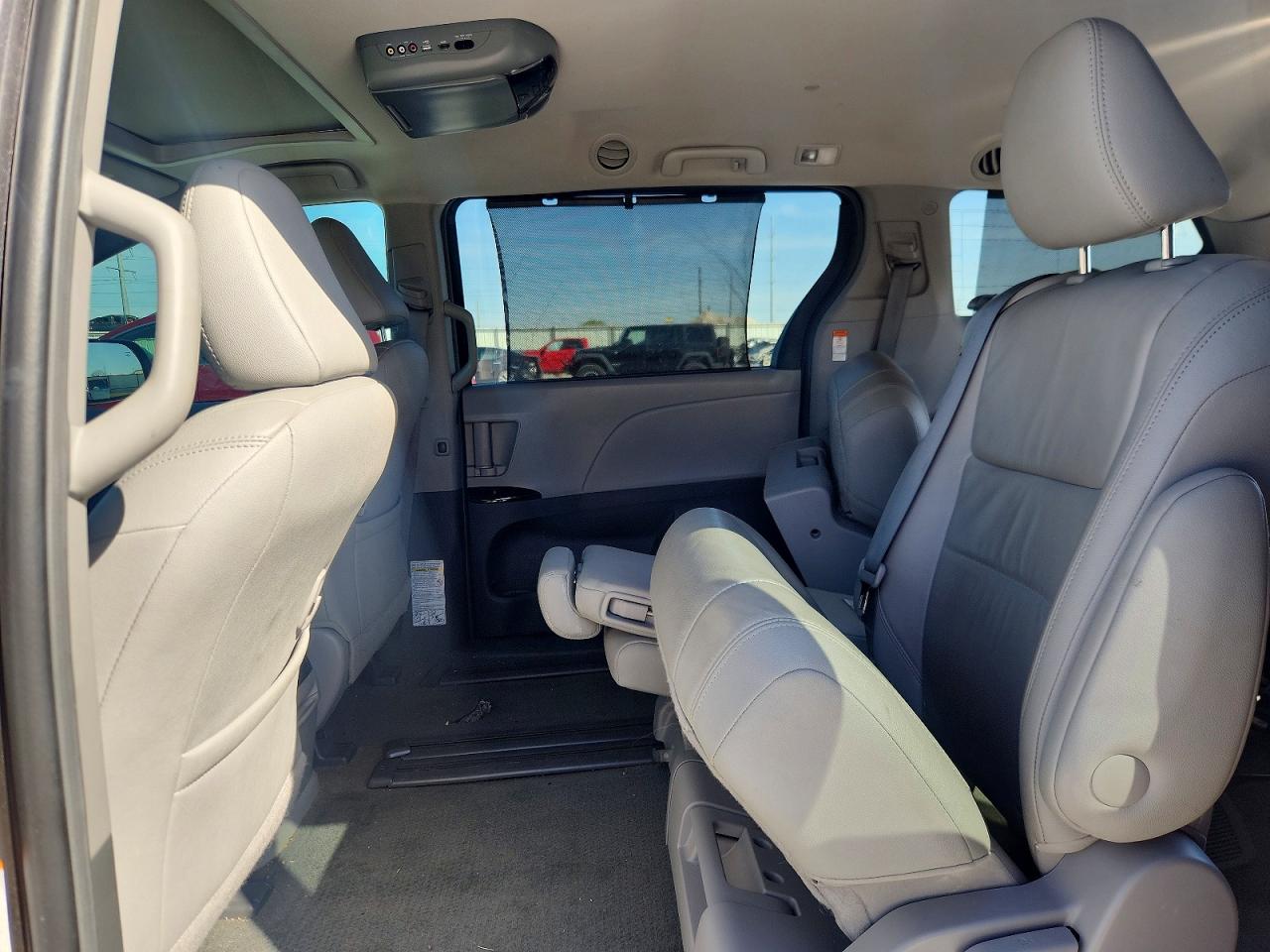 2017 TOYOTA SIENNA XLE 8-PASSENGER photo 11