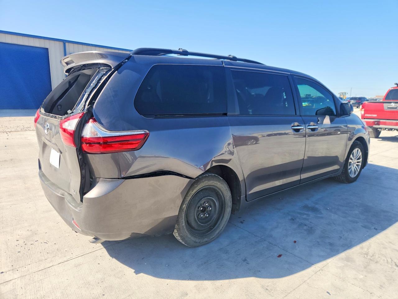2017 TOYOTA SIENNA XLE 8-PASSENGER photo 3