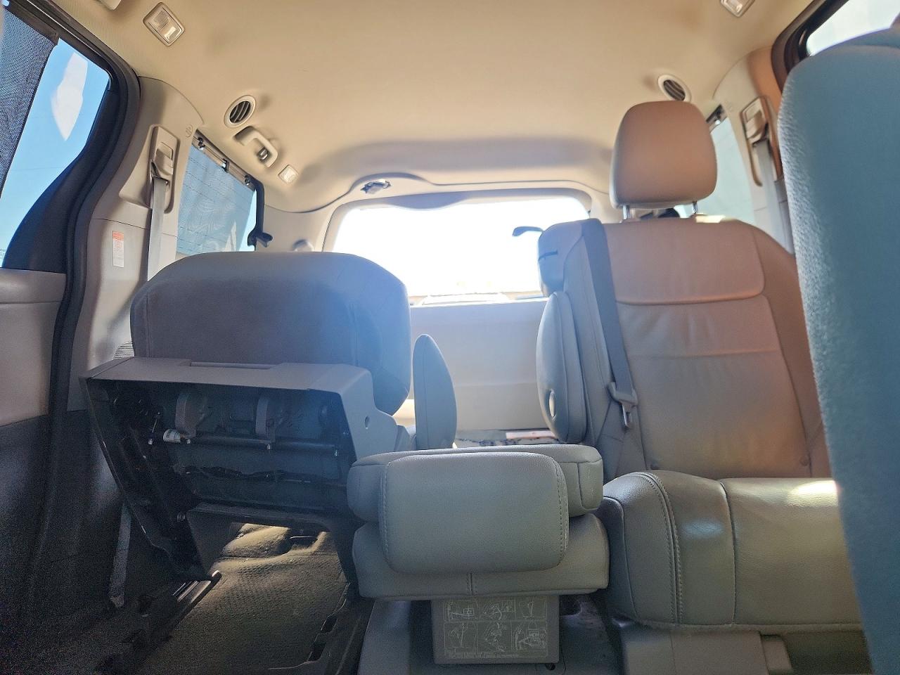 2017 TOYOTA SIENNA XLE 8-PASSENGER photo 10