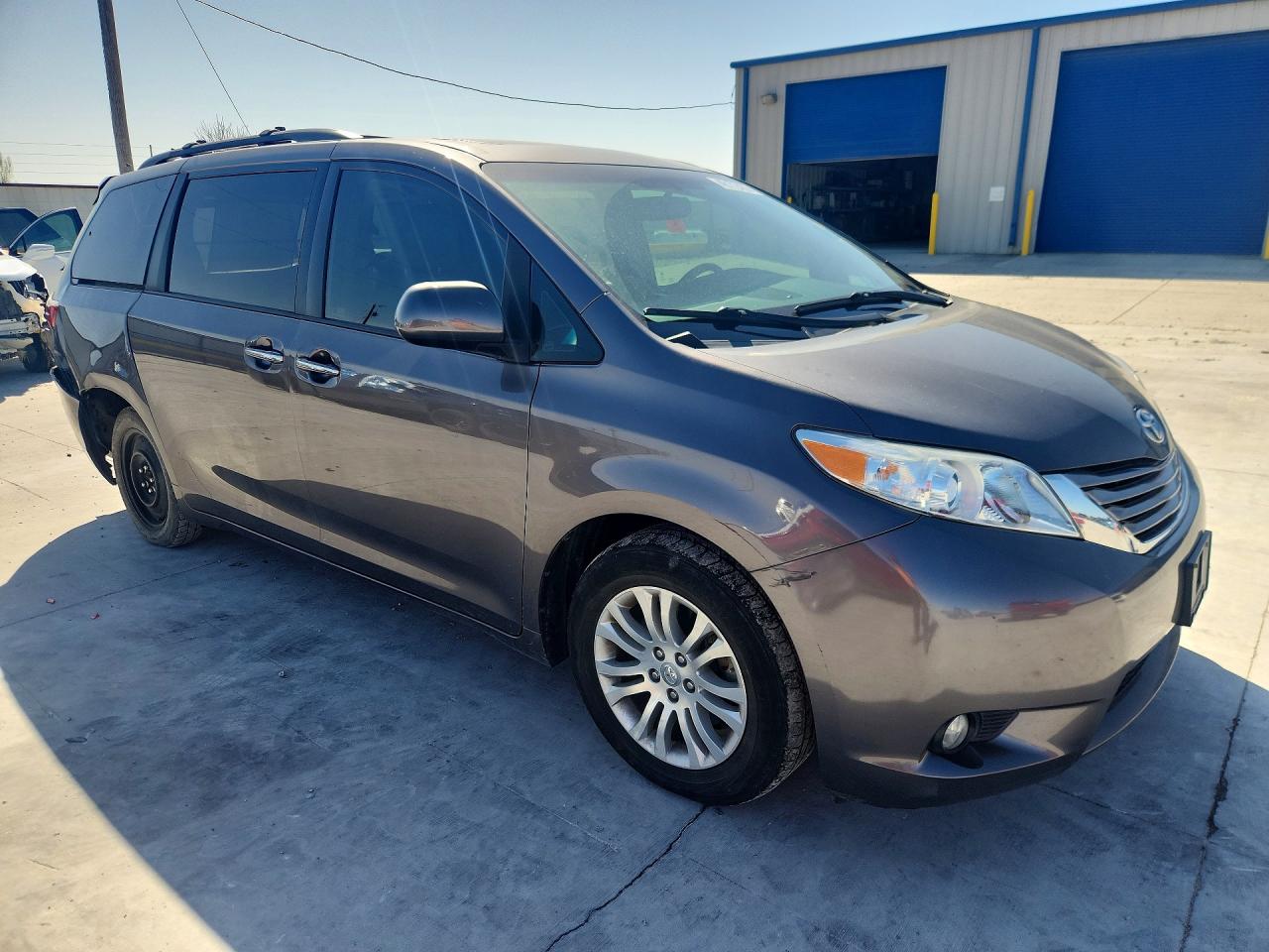 2017 TOYOTA SIENNA XLE 8-PASSENGER photo 4