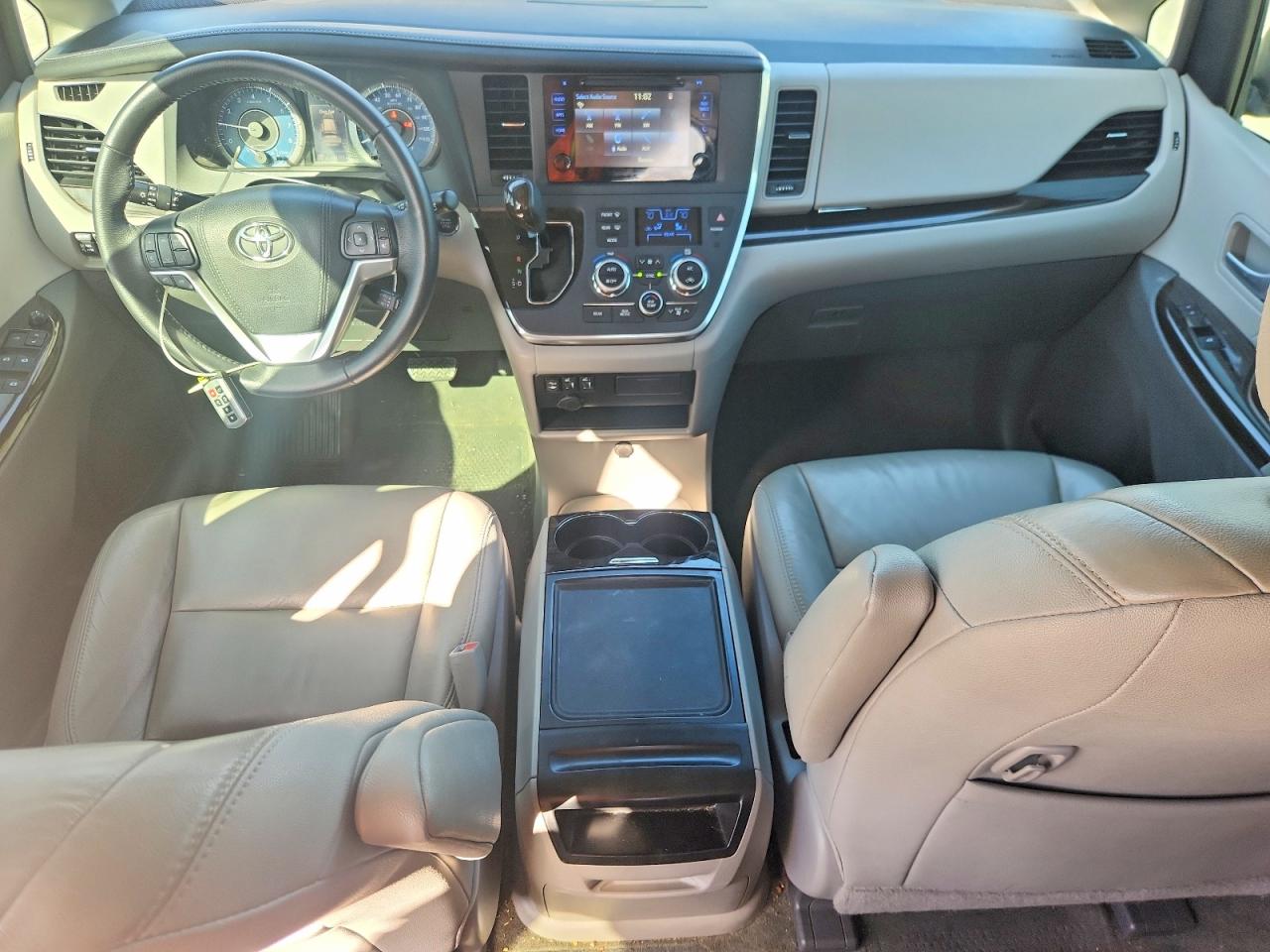 2017 TOYOTA SIENNA XLE 8-PASSENGER photo 8